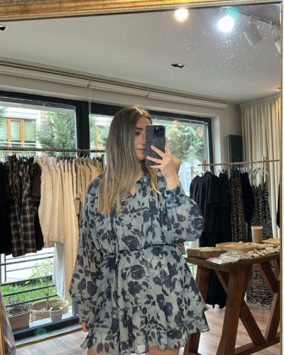 QUZU MAVİ ÇİÇEK DESENLİ ELBİSE 